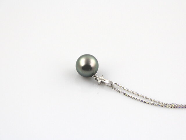 11 12mm Tahiti Pearl Pendant Set In White Gold With Diamonds 11 12mm Tahiti Pearl Pendant Set In White Gold With Diamonds