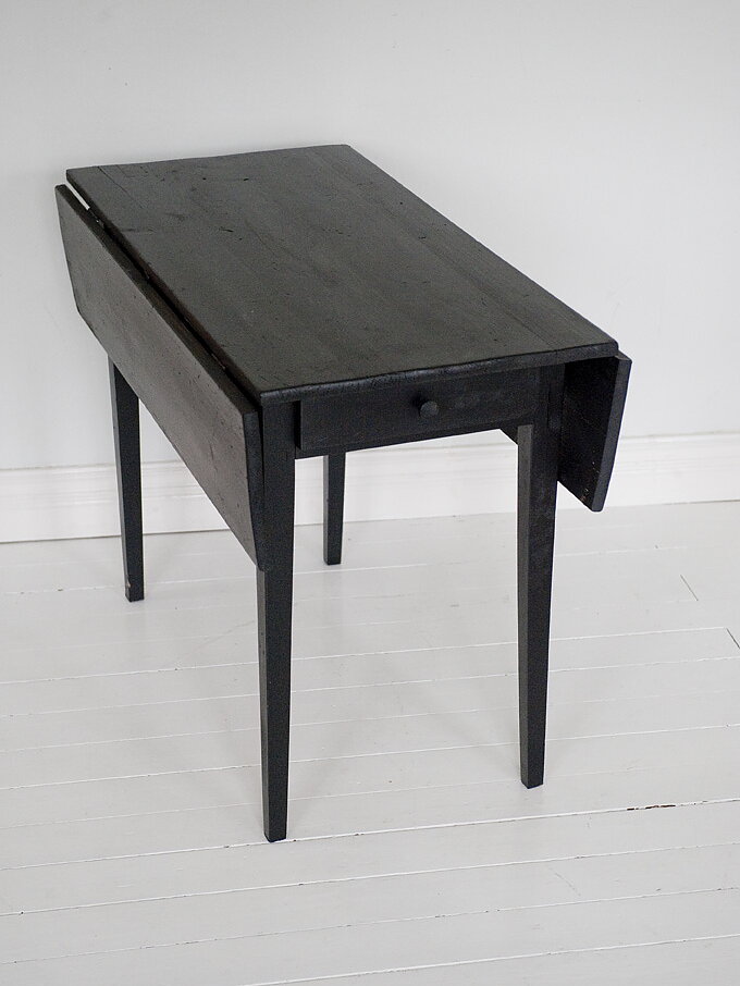 Butik lanthandeln litet svart bord sÃ
lt Hardieplank hegn