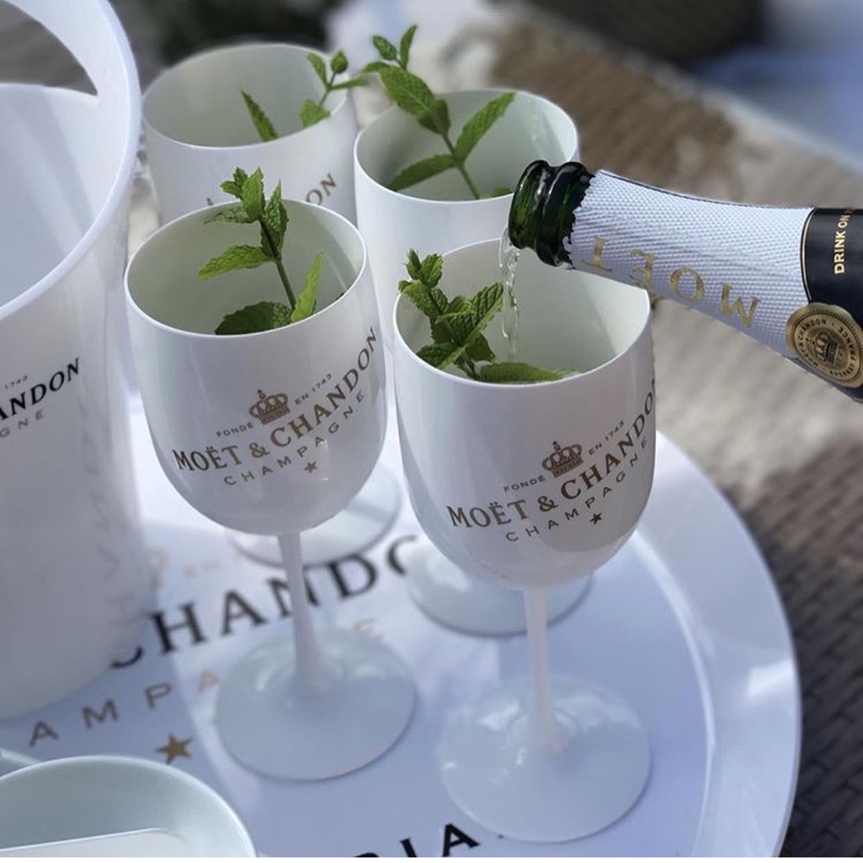 Moët & Chandon - Party paketet (champagnekylare + 8 glas) Moët & Chandon - Party paketet (champagnekylare + 8 glas)