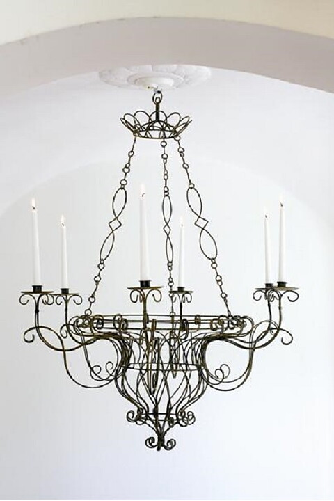 Ljuskrona i shabby chic stil med levande ljus