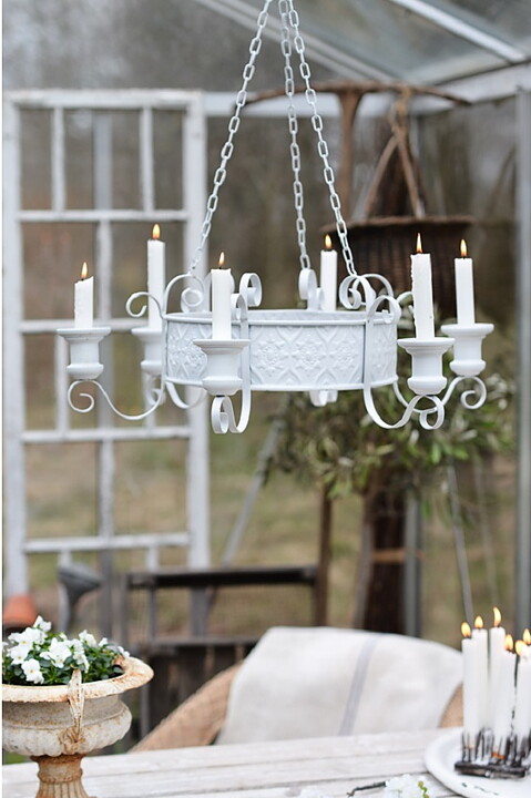 Ljuskrona i shabby chic stil med levande ljus