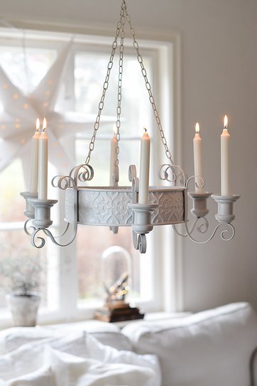 Ljuskrona i shabby chic stil med levande ljus