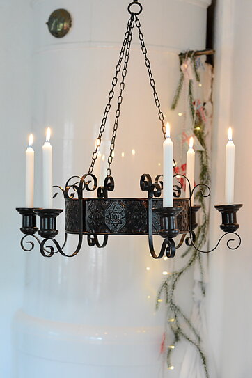 Ljuskrona i shabby chic stil med levande ljus