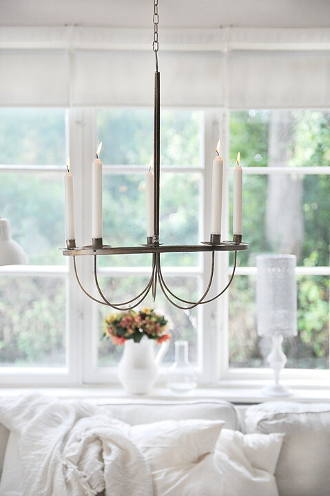 Ljuskrona i shabby chic stil med levande ljus