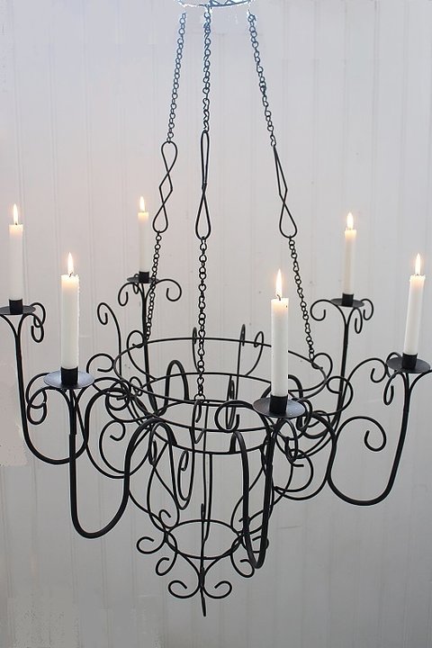 Ljuskrona i shabby chic stil med levande ljus