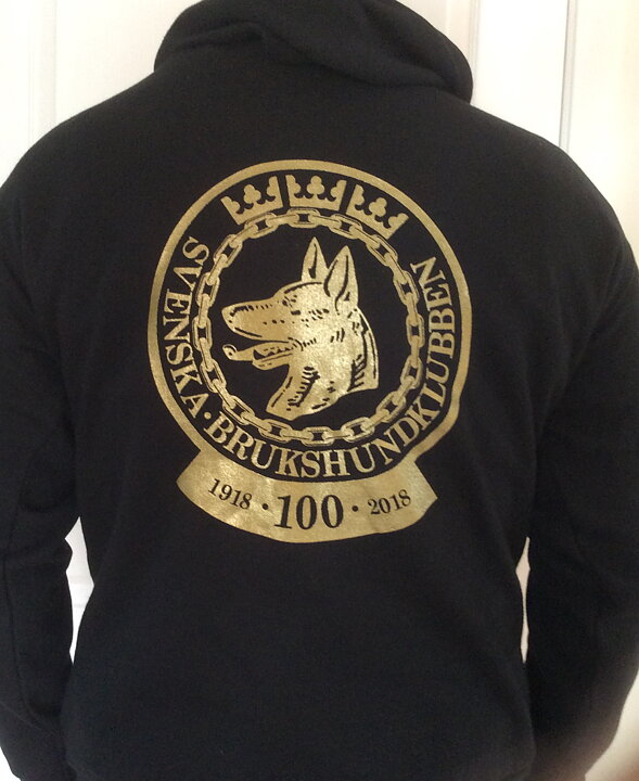 Hoodie med en SBK-logotype i guld och extra logotype 2-färg.